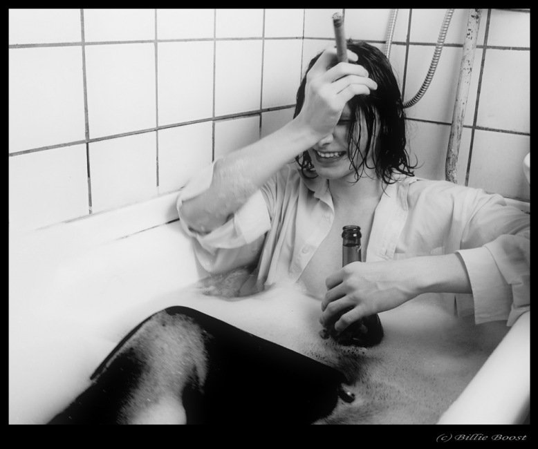 Плачет в ванной