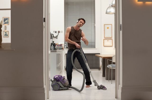 Мужчина в квартире