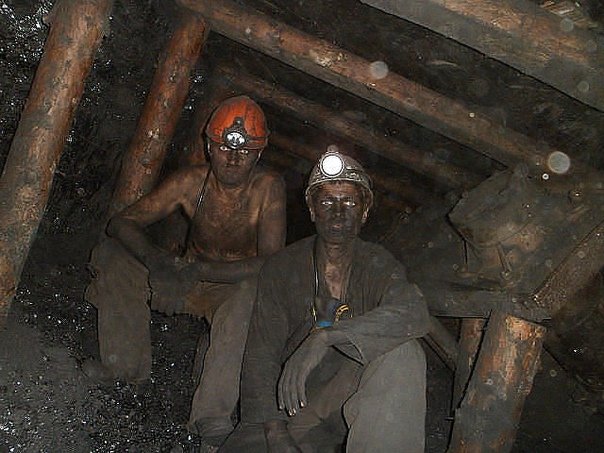 Шахтеры в угольной шахте