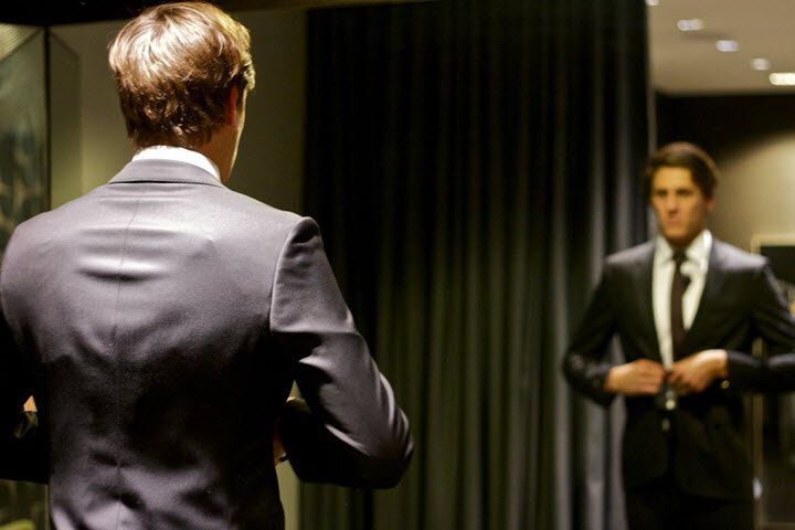 Мужчина в костюме со спины