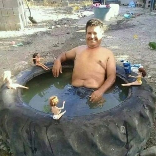 Мужик в фонтане