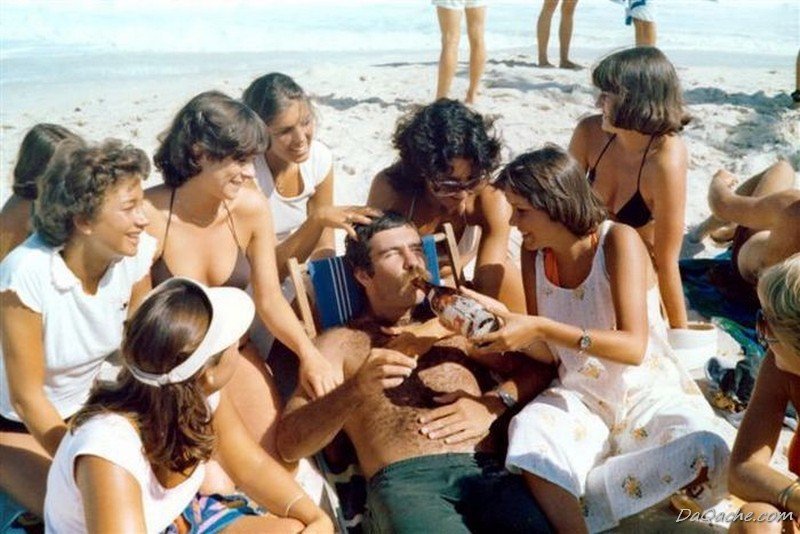 Парень среди девушек