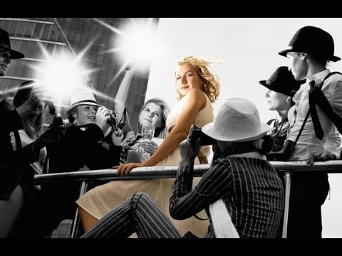 Девушка в окружении