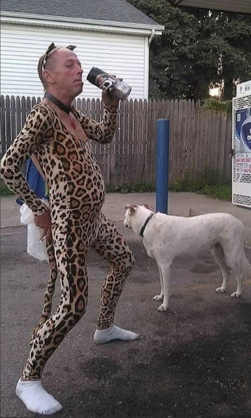 Мужик в костюме леопарда