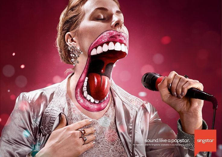 Девушка с микрофоном во рту