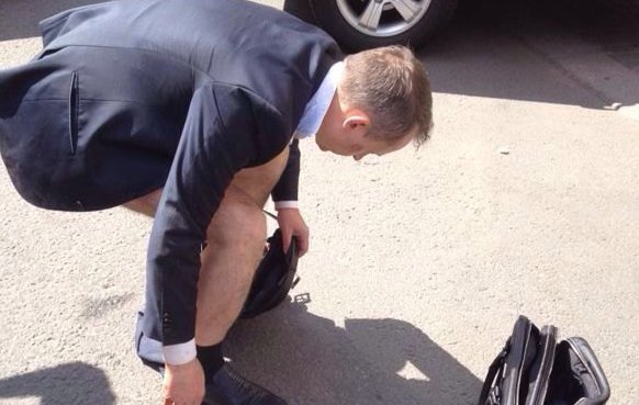 Парни со спущенными штанами