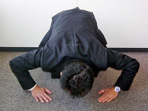 Человек кланяется в ноги