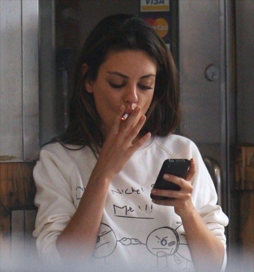 Анджелина Джоли с сигаретой