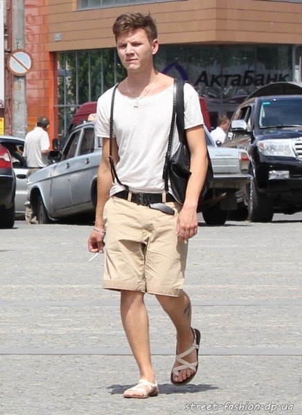 Человек с длинными ногами и коротким телом