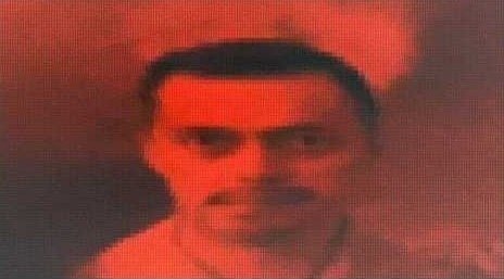 Страшный мужик на Красном фоне