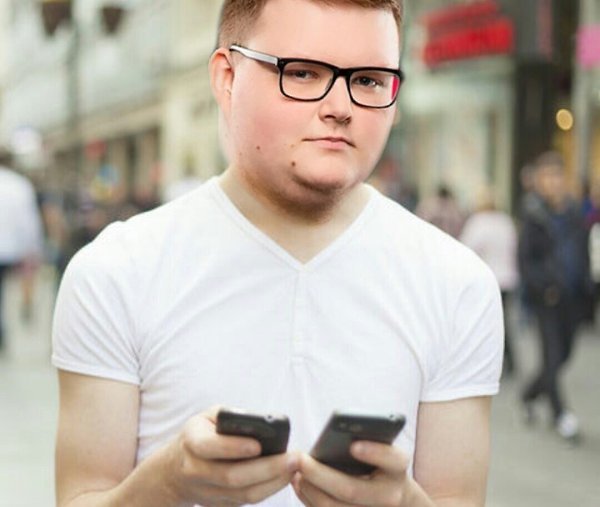 Человек с двумя телефонами