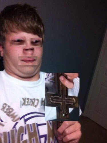 Держит крест