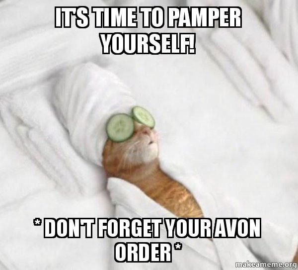 Мужик и кот с огурцами на глазах