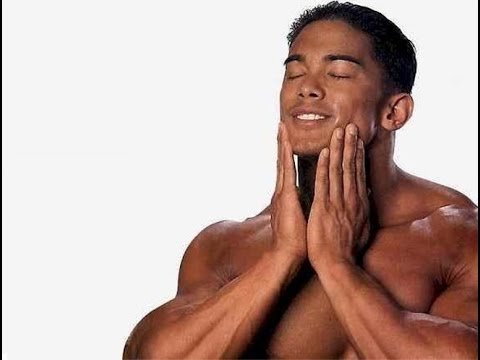 Трогает лицо