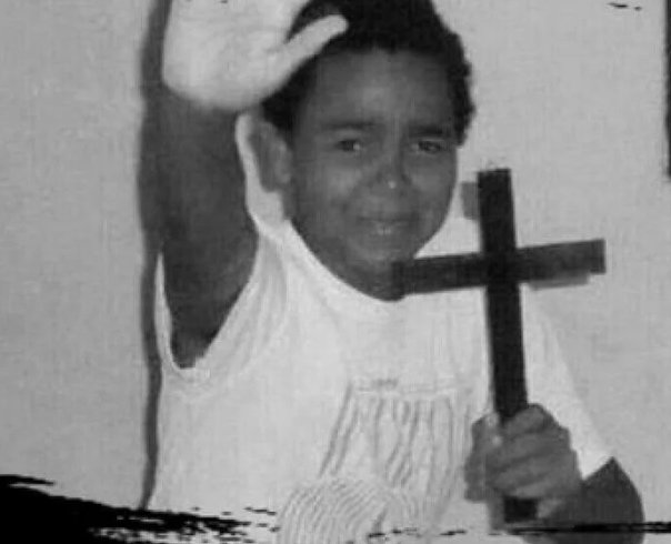 Чернокожий мальчик с крестом