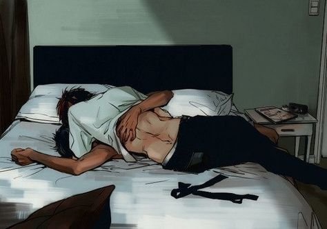 Парень лежит на кровати