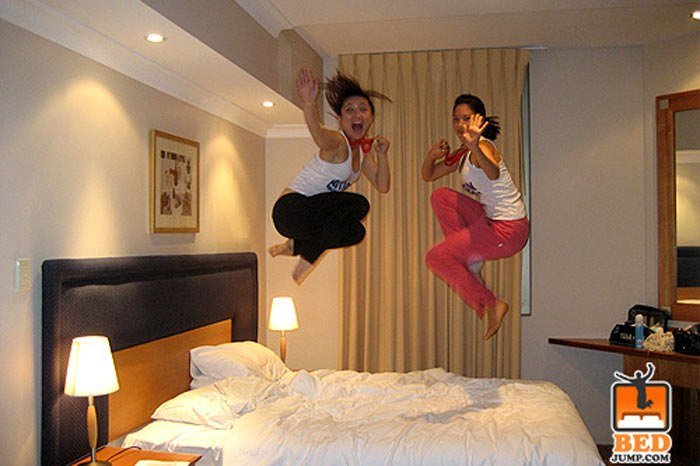 Девчонки прыгают на кровати
