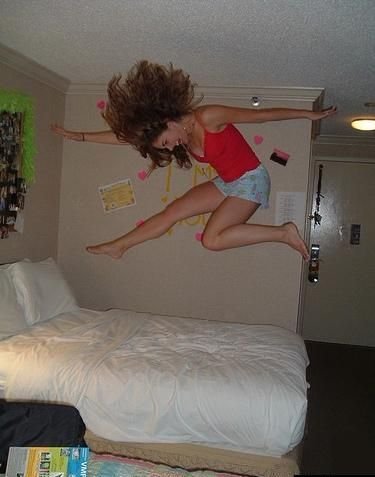 Девушка упала с кровати