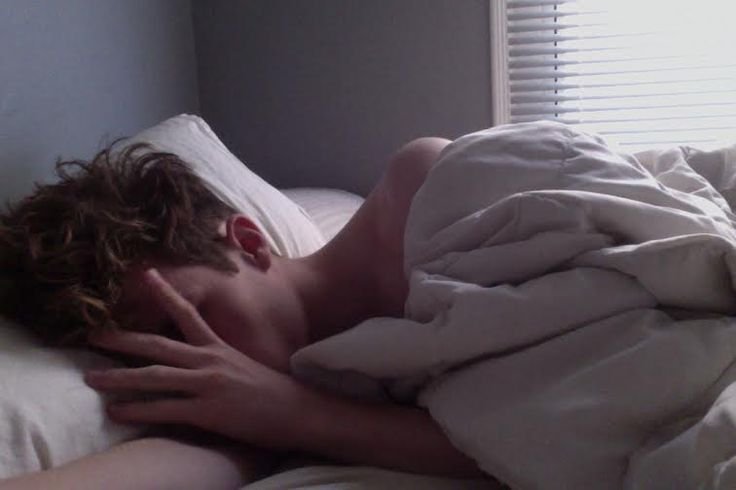 Спящий парень