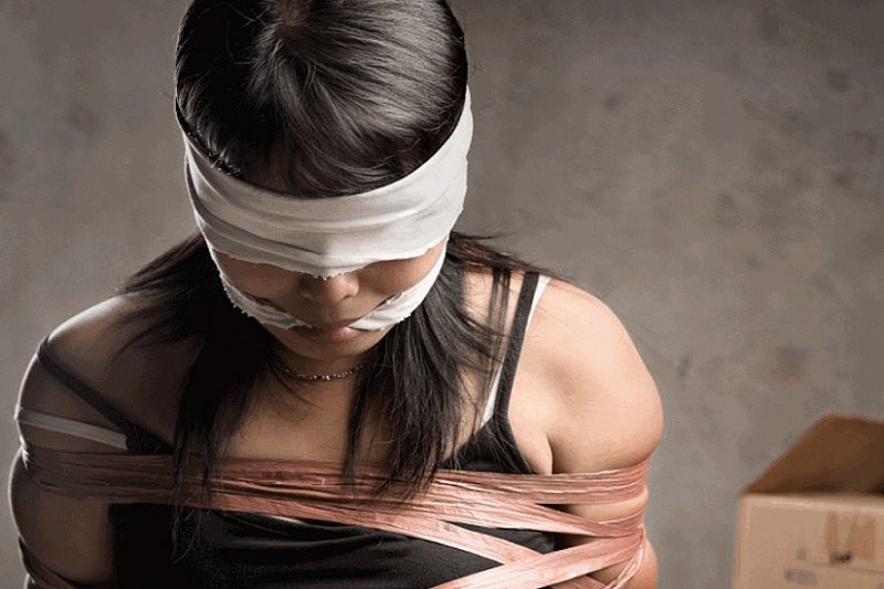 Связанные женщины