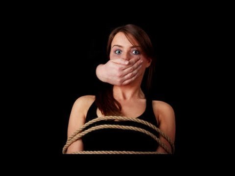 Девушка со связанными руками