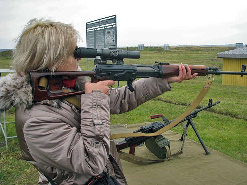 Целится из винтовки