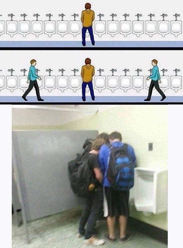 Мем человек подходит к писсуару