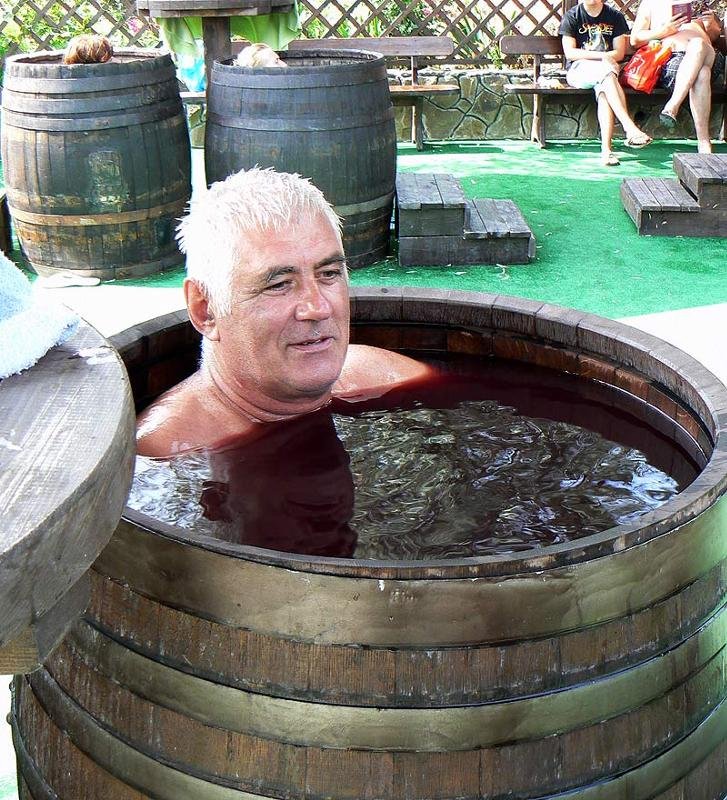 Человек в бочке с водой