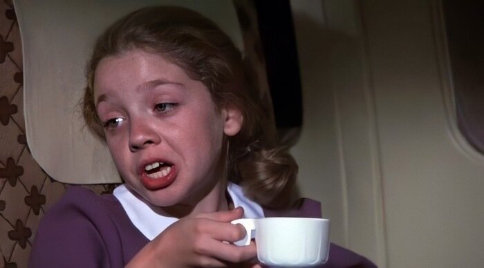 Мем девочка в самолете