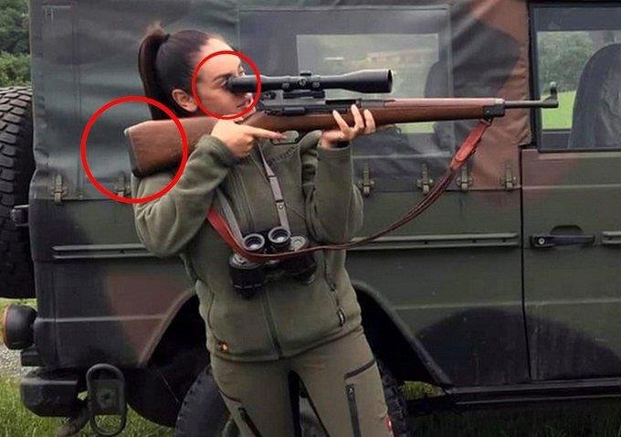 Девушка целится из винтовки