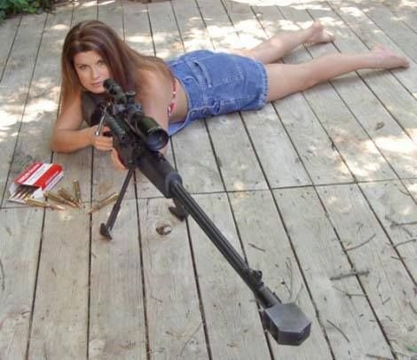 Девушка стреляет