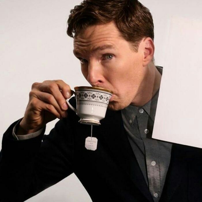 Бенедикт Камбербэтч пьет чай