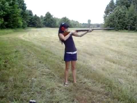 Девушка стреляет