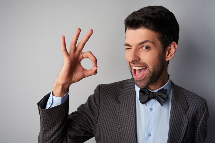 Мужчина показывает окей