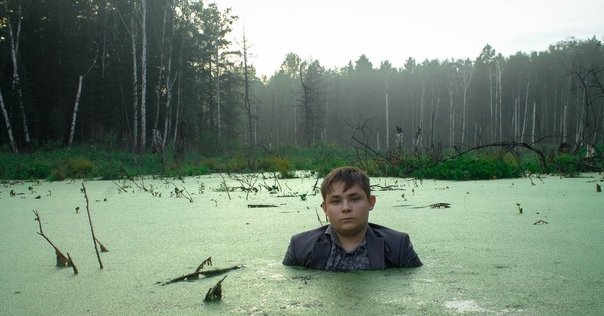 Мужик ходит по лесу