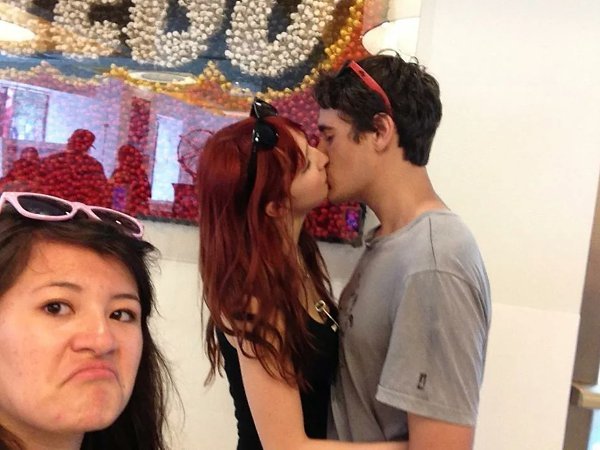 Парочки и один человек