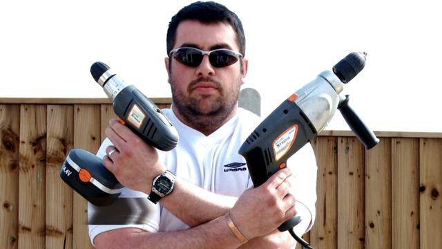 Дрель в руке