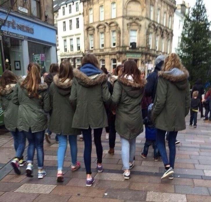 Одинаково одетые девушки