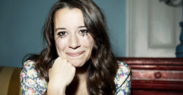 Женщина улыбается