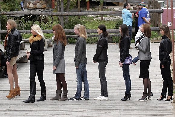 Очередь красивых девушек