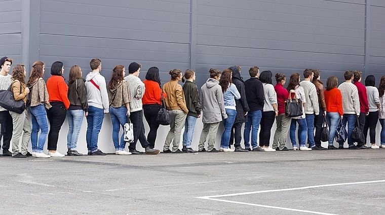 Большая очередь в магазине