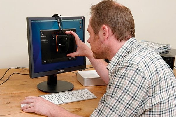 Фотограф фотографирует монитор