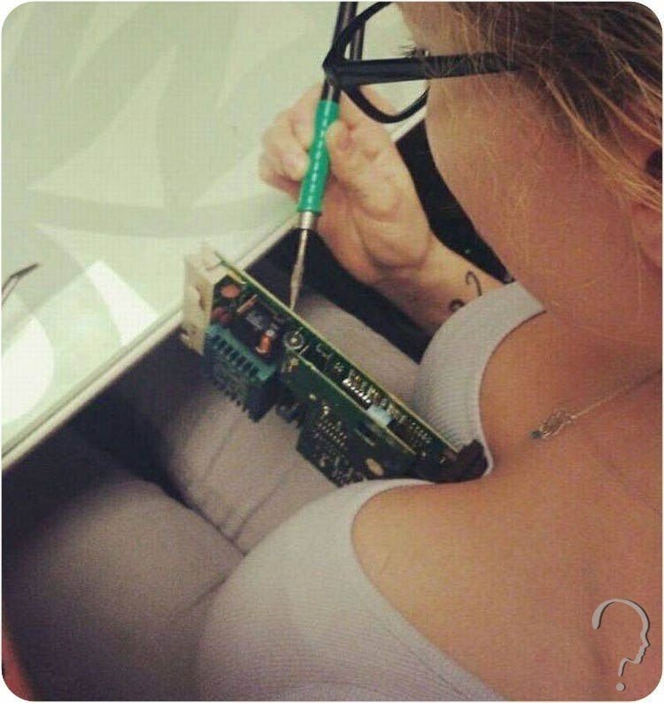 Девушка с паяльником в руке