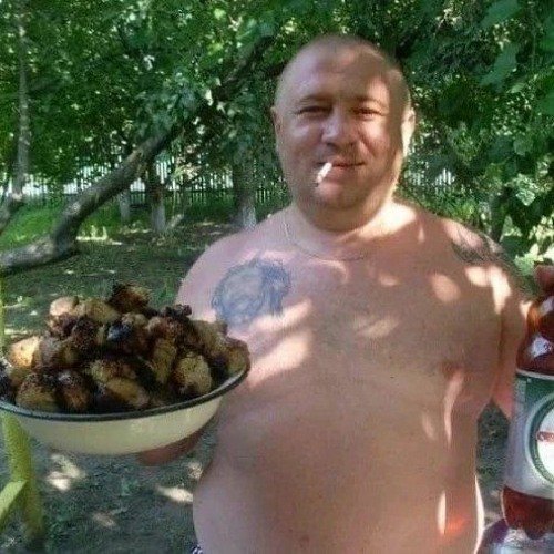 Толстый мужик с шашлыком и пивом