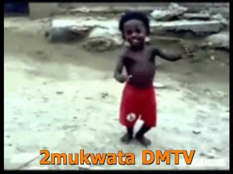 Негр танцует