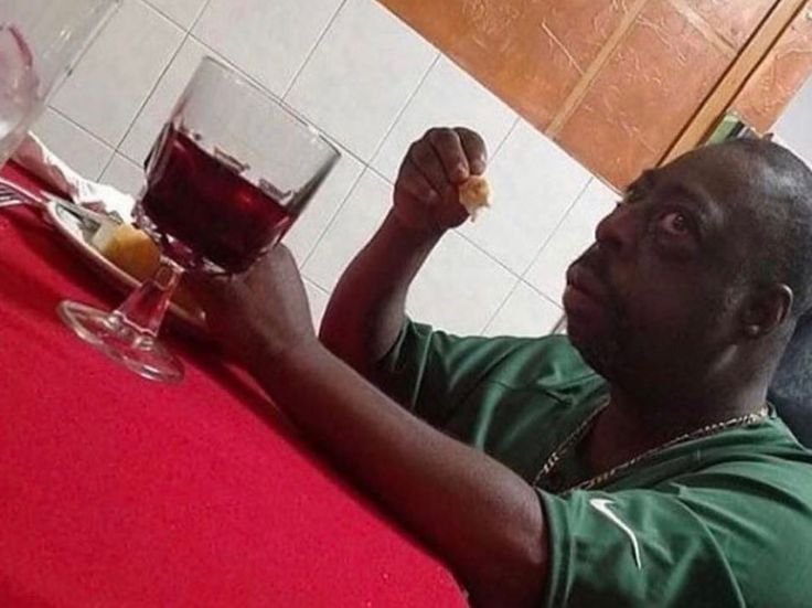 Мем негр сидит за столом