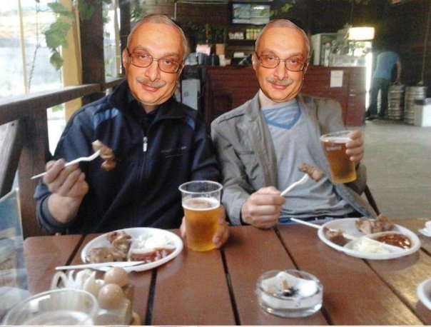 Сидим с другом в летней кафешке