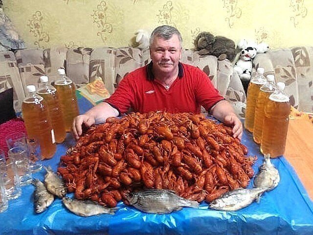 Мужик с шашлыком и пивом