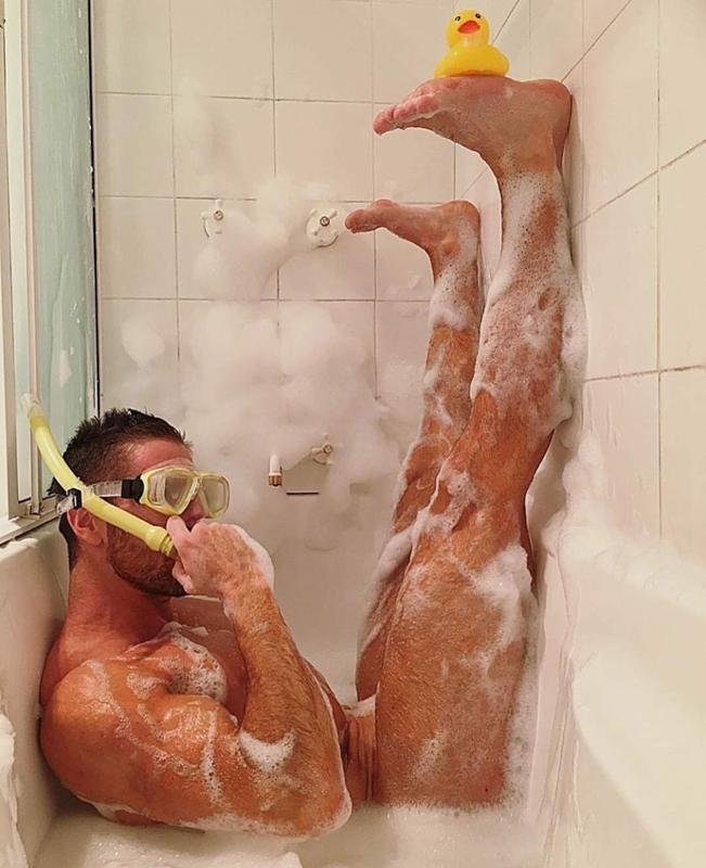 Девушка и парень в ванной