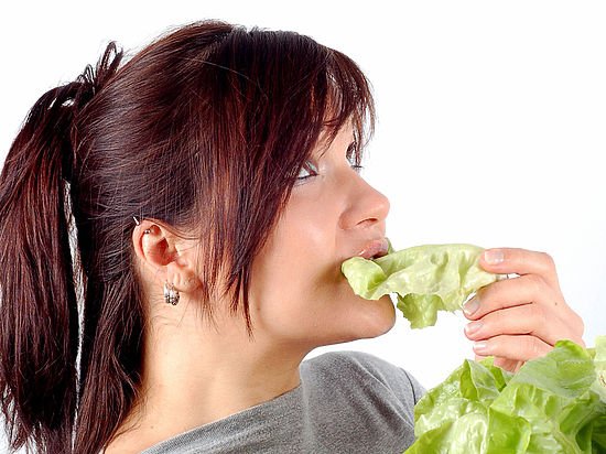 Человек ест капусту